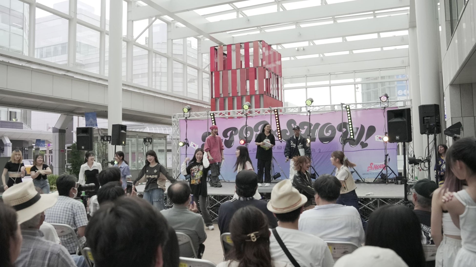 ランダムダンスは自由参加 会場で見ている人も飛び入りで参加した