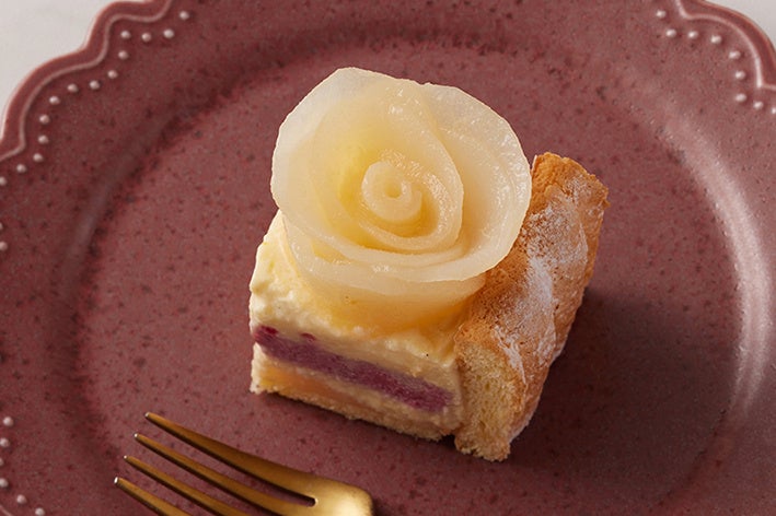 お皿に載せたル・レクチェとマンゴーのアイスケーキ