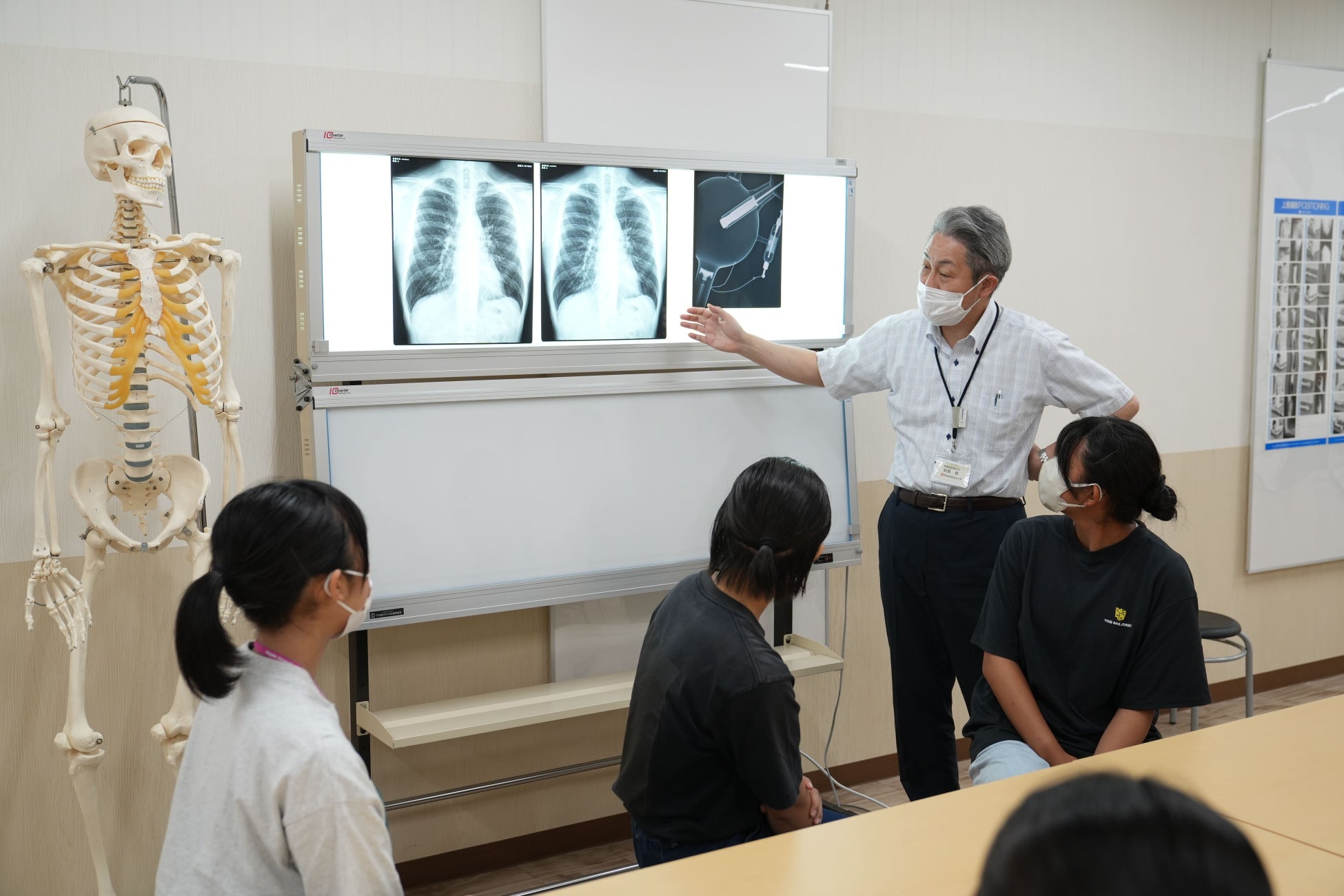 新潟医療福祉大学主催のチーム医療体験会において資格職業の説明を受ける様子