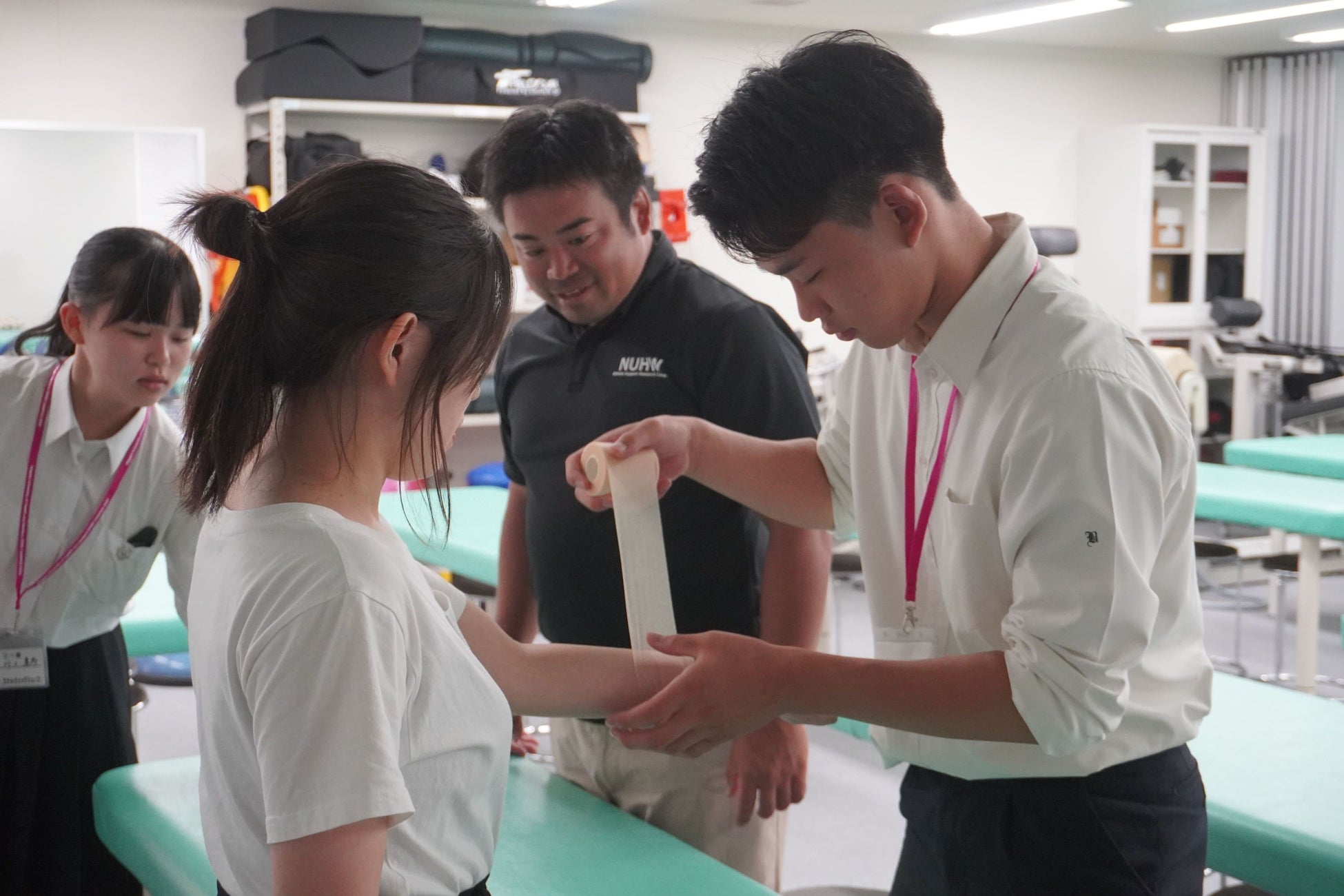 新潟医療福祉大学においてチーム医療連携を学ぶ様子