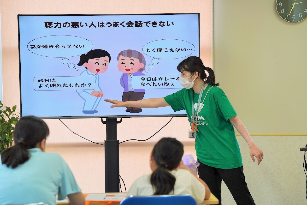 国際こども・福祉カレッジの「親子で介護にふれてみよう!夏休み介護体験ツアー」イベントの様子