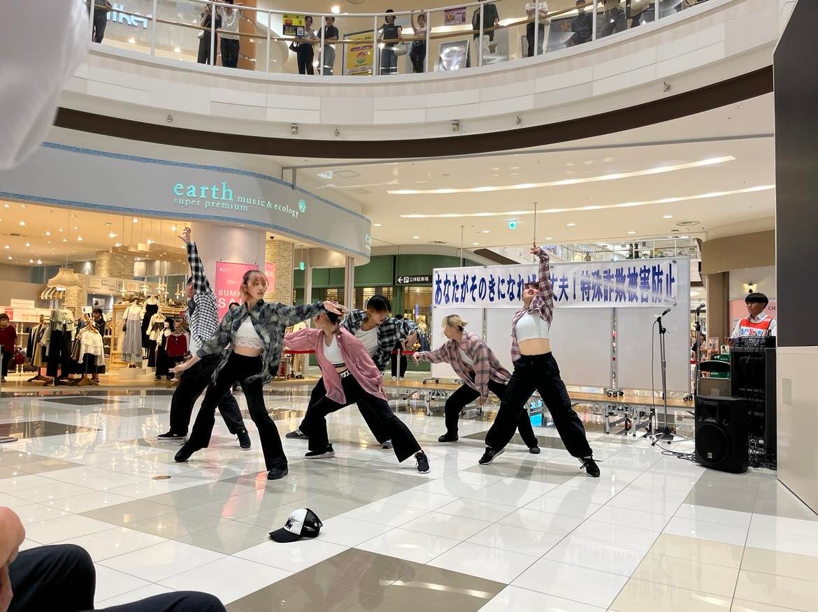 国際音楽・ダンス・エンタテイメント専門学校の学生によるダンスパフォーマンス