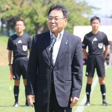 JAサッカーカレッジの福祉器具進呈を受けてコメントをする新潟県聖籠町副町長の高松光志氏