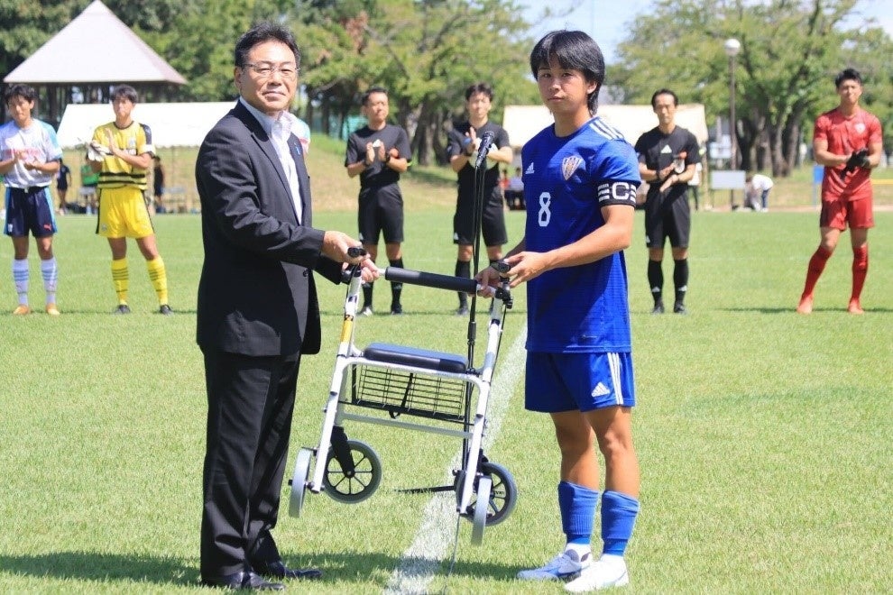 JAPANサッカーカレッジから聖籠町への福祉器具進呈の様子