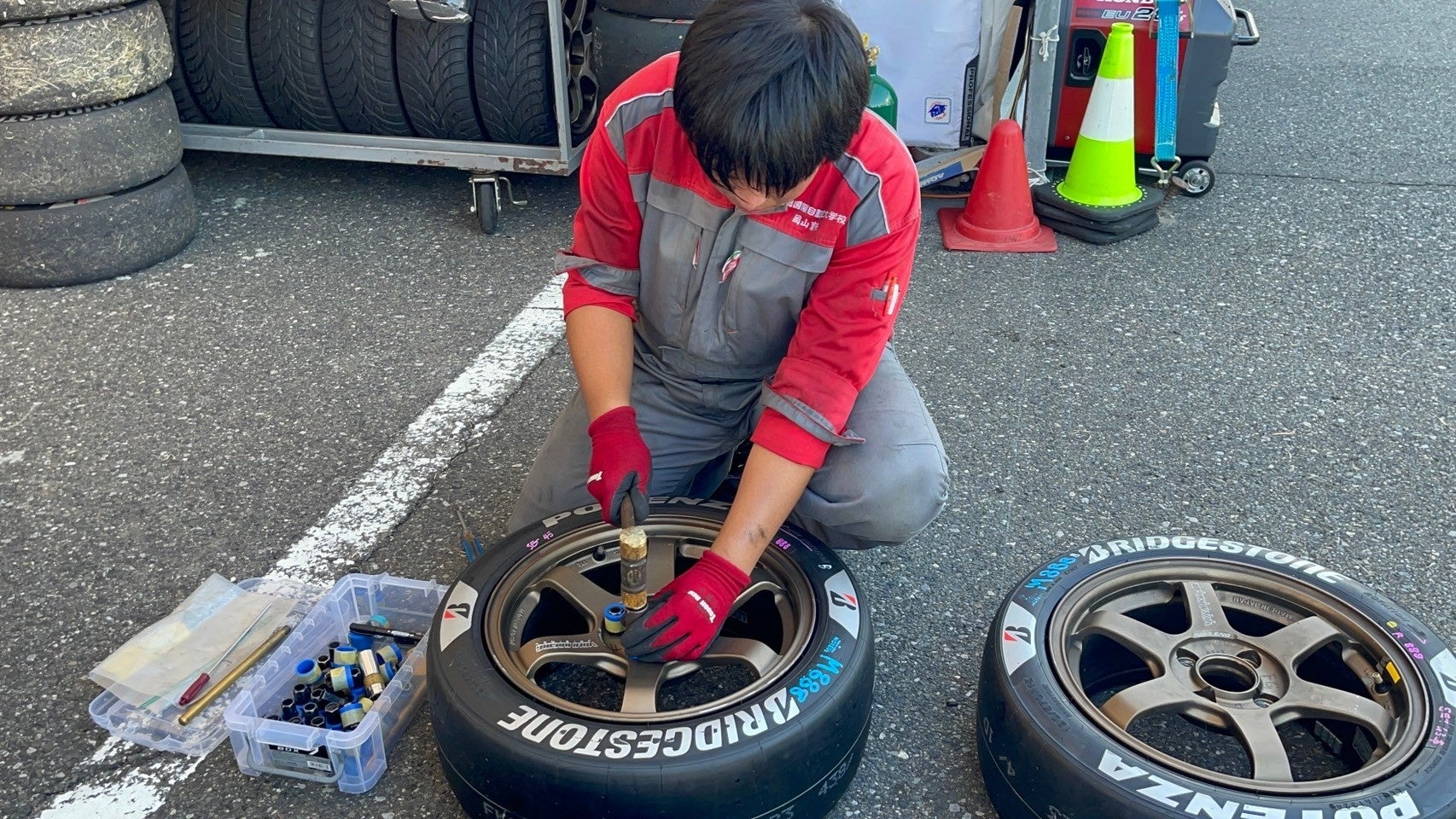 ENEOSスーパー耐久シリーズにインターンシップとして参加した専門学校 新潟国際自動車大学校の学生の様子