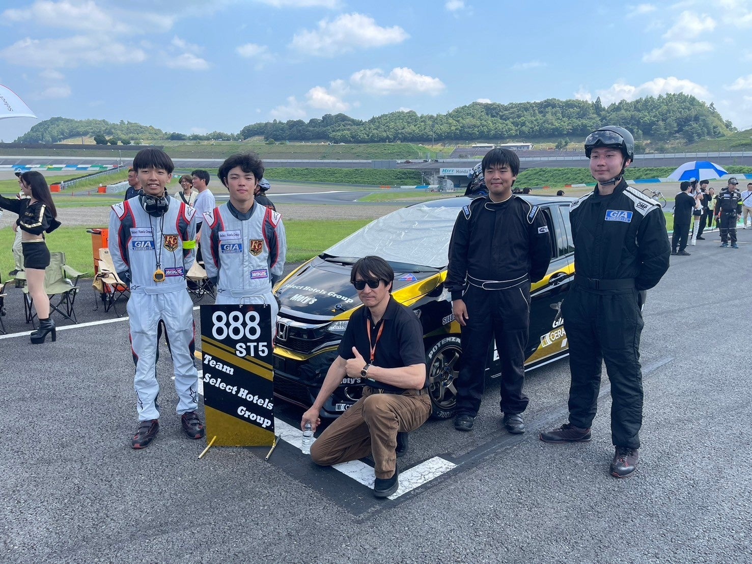 ENEOSスーパー耐久シリーズにインターンシップとして参加した専門学校 新潟国際自動車大学校の学生