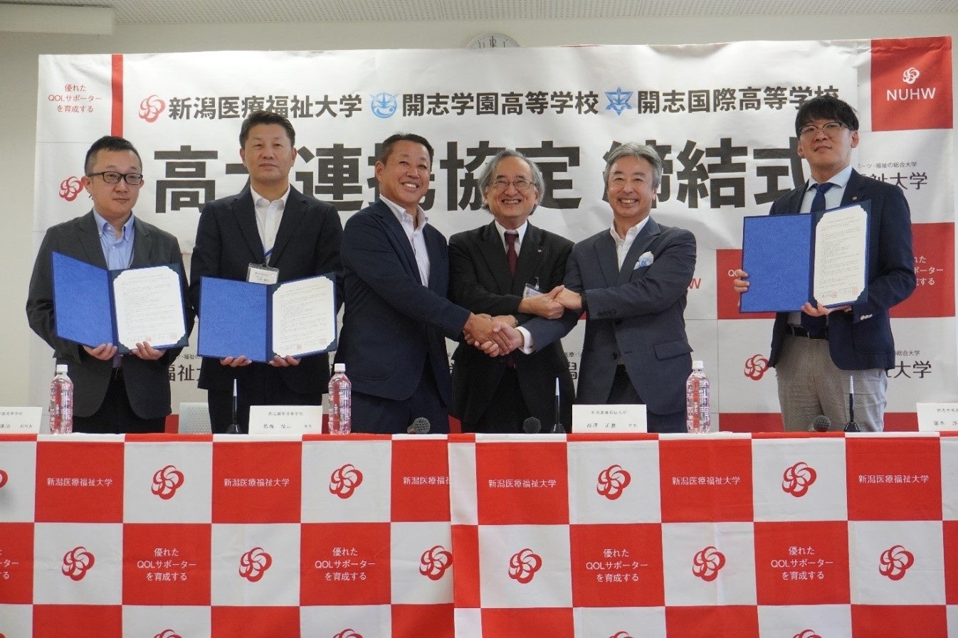 安澤俊之副校長(開志国際高等学校)、佐藤謙治副校長(開志学園高等学校)、高橋祐二校長(開志国際高等学校)、西澤正豊学長(新潟医療福祉大学)、藤本洋則校長(開志学園高等学校)、森常不事務局長(新潟医療福祉大学)