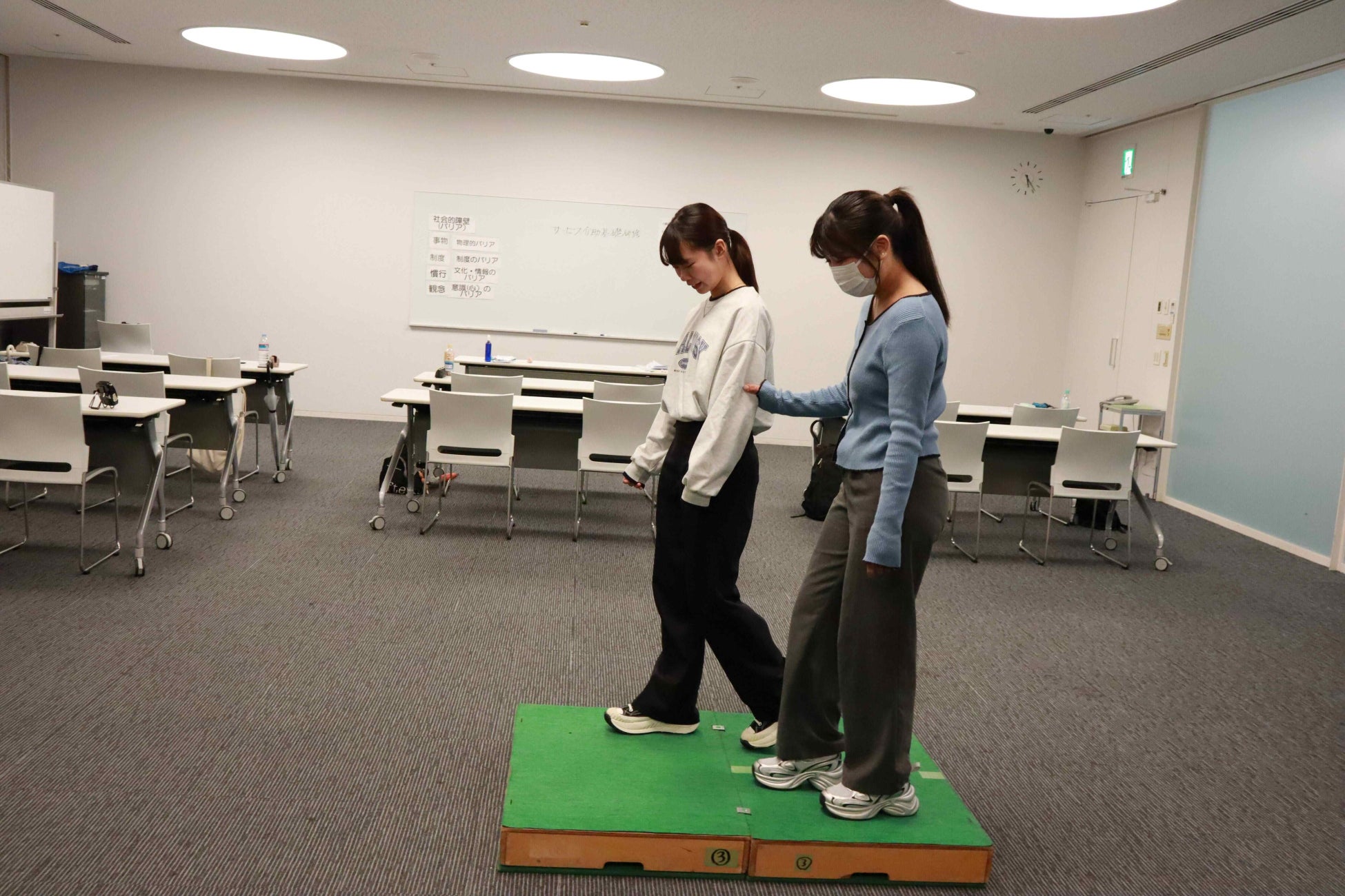目の不自由な方の誘導サポートの様子