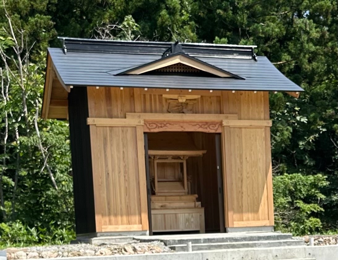 二宮神社 本殿覆屋と一間社流造本殿