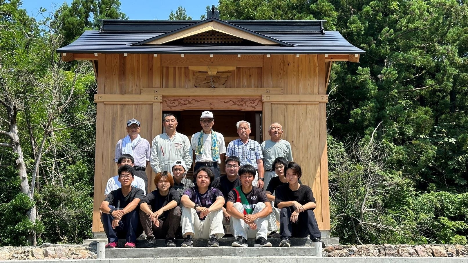 伝統文化と環境福祉の専門学校の学生が建築したウッドデザイン賞2024で受賞作品に選出された二宮(にくう)神社 本殿覆屋と