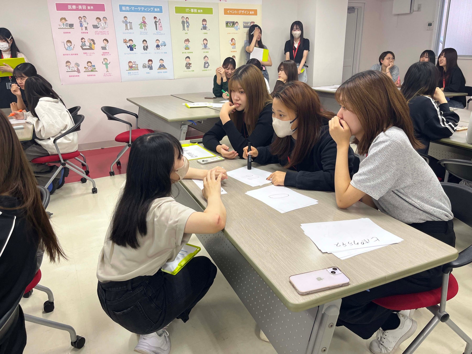 新潟ビジネス専門学校の学生がアクティブラーニングを企画している様子