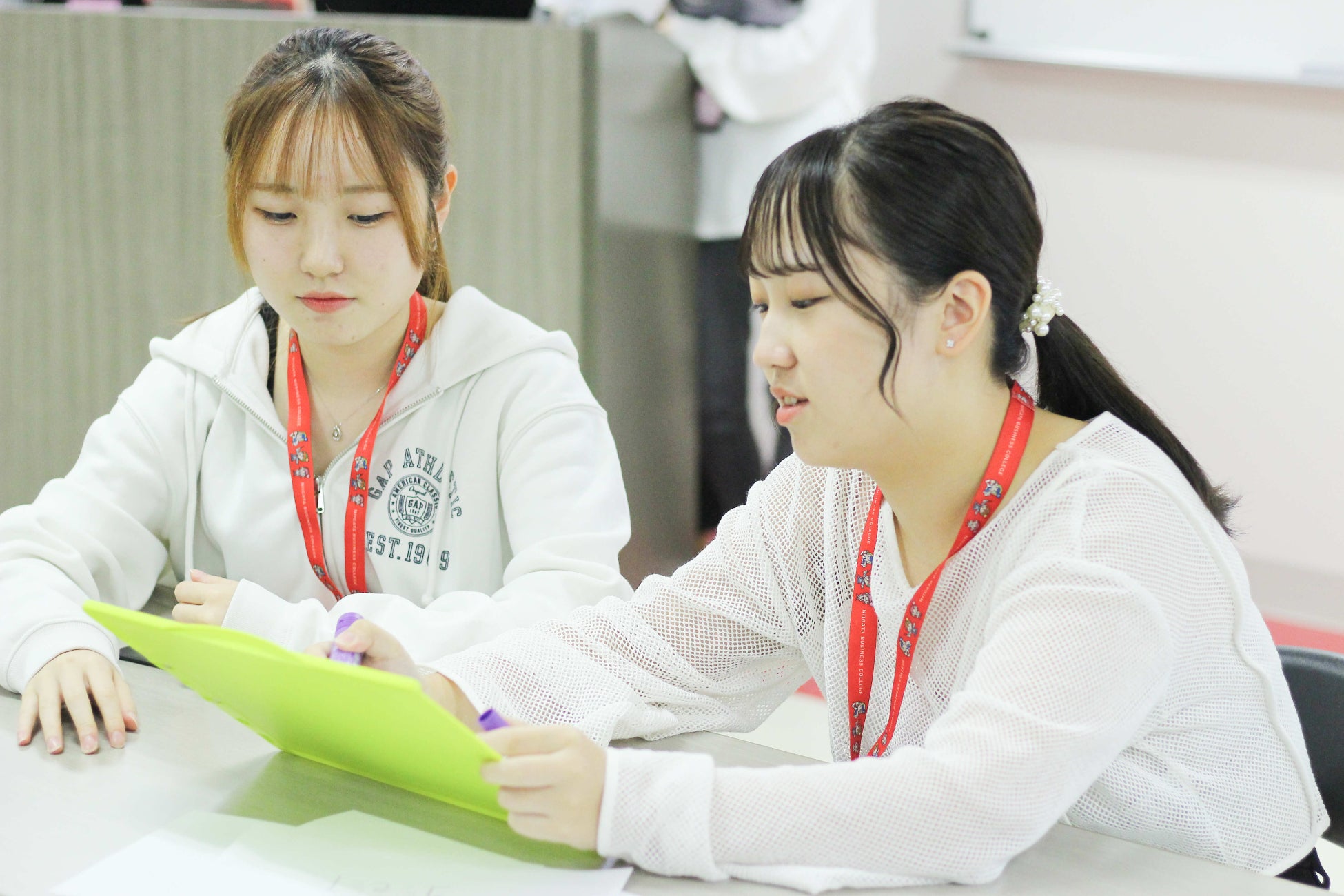 新潟ビジネス専門学校の学生がアクティブラーニングに取り組んでいる様子