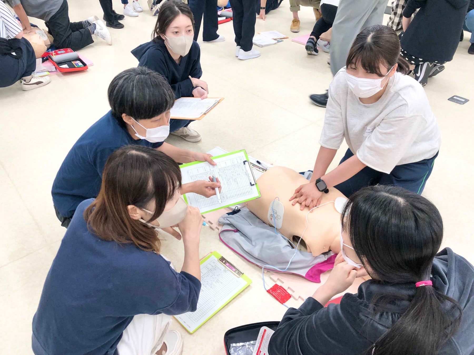 心肺蘇生やAEDなど一次救命処置(BLS)を学ぶ様子