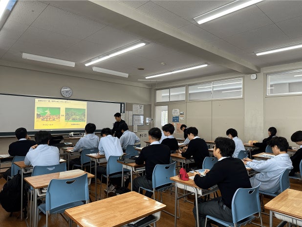 開志専門職大学事業創造学部の市川昌史先生による佐渡島の金山と世界遺産をテーマにした講義の様子