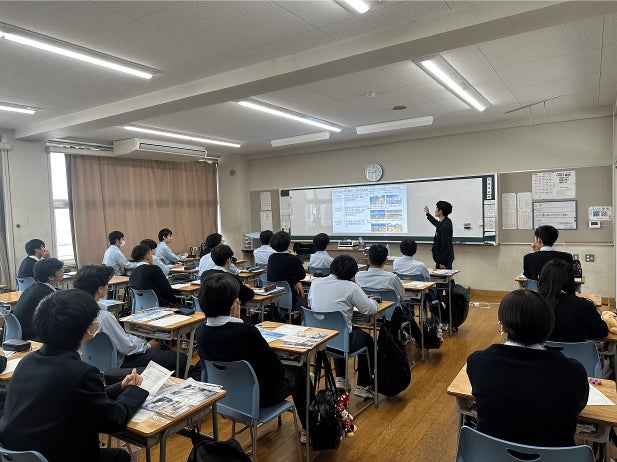 新潟青陵高校にて開志専門職大学事業創造学部の市川昌史先生による佐渡島の金山と世界遺産をテーマにした講義の様子