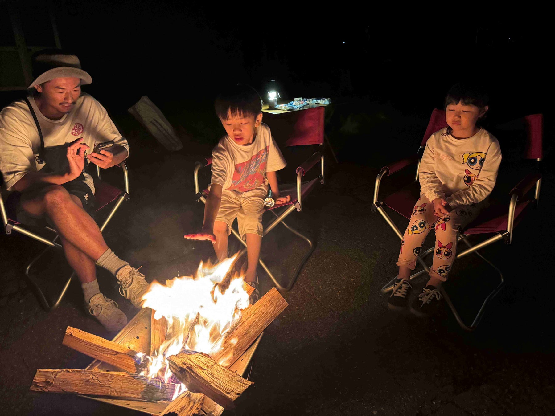 JWSC国際スノーボード&スケートボード専門学校の学生が企画したキャンプファイヤーの様子