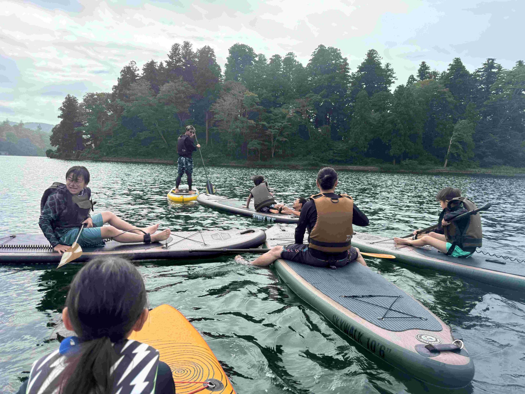 JWSC国際スノーボード&スケートボード専門学校の学生が企画した妙高スケートボードツアーでSUPアクティビティをしている様子