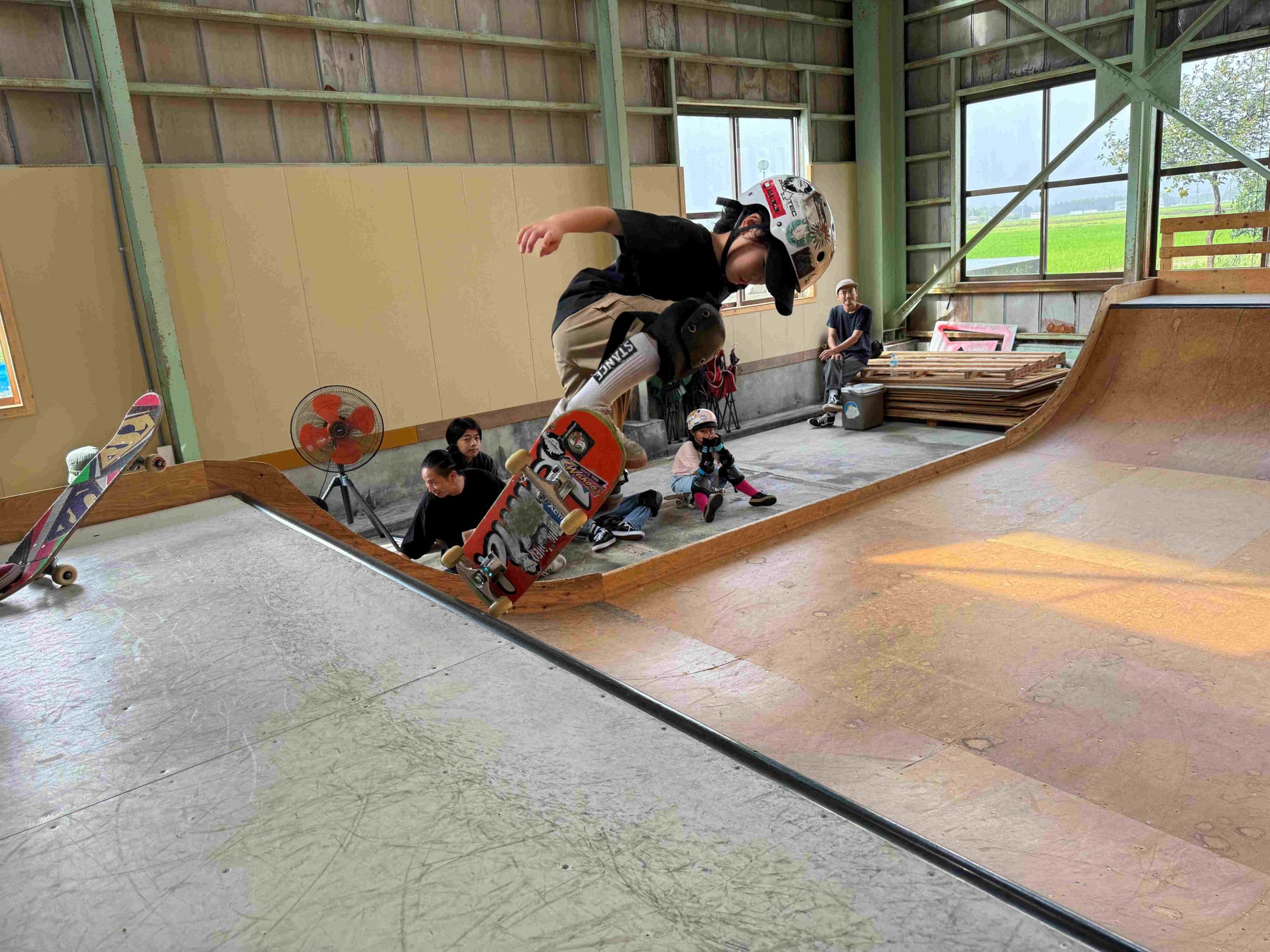 JWSC国際スノーボード&スケートボード専門学校の学生が企画した妙高スケートボードツアーの様子