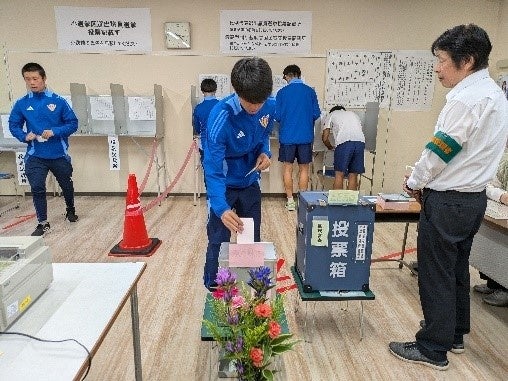衆議院議員総選挙に「JAPANサッカーカレッジ」70名の成人学生が期日前投票を行う様子