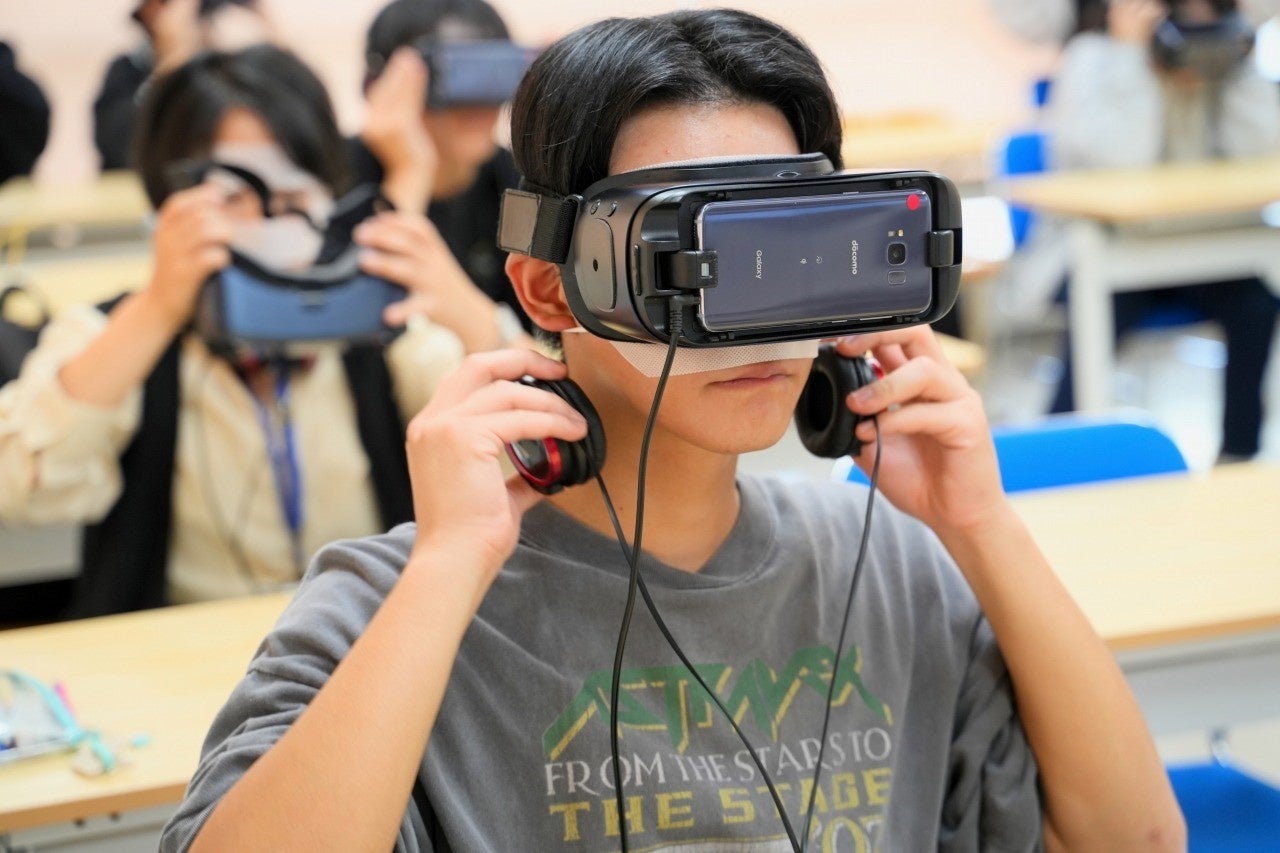 VR(バーチャルリアリティー)を使った認知症利用者の目線を体験する国際こども・福祉カレッジの授業風景