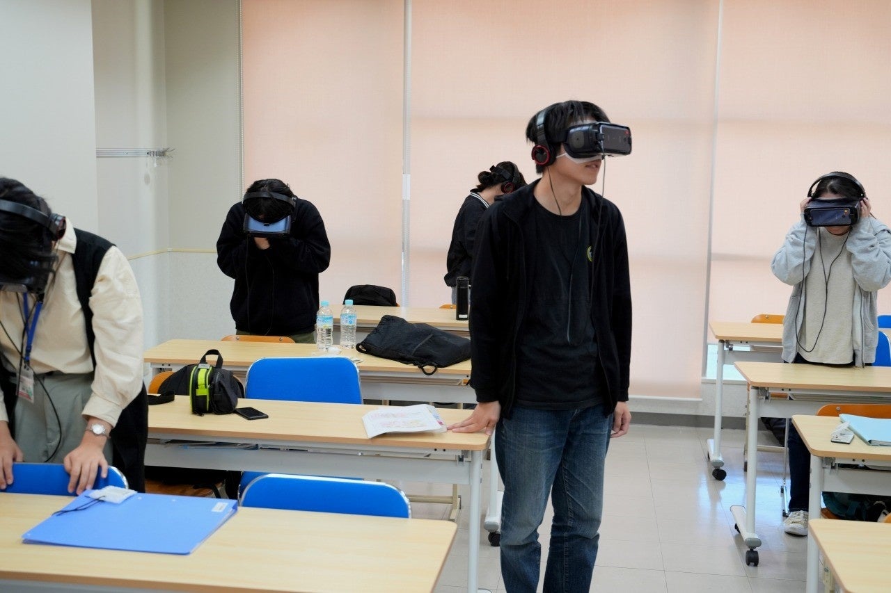 VR(バーチャルリアリティー)を使って学ぶ国際こども・福祉カレッジの授業の様子