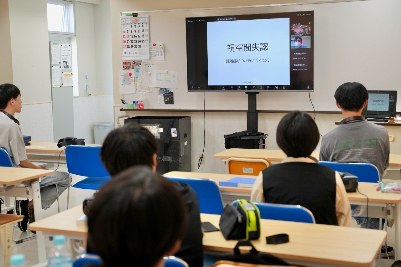 認知症利用者の目線を体験する国際こども・福祉カレッジの授業の様子