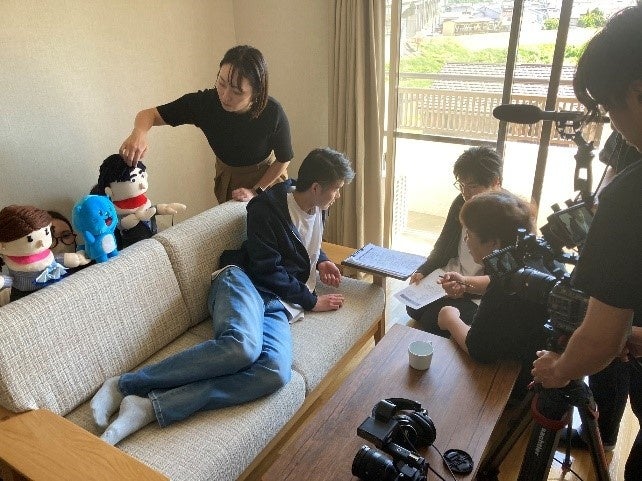 国際総合学園 A&D国際アート&デザイン大学校の学生が株式会社ニラク様の企業CMを撮影している様子