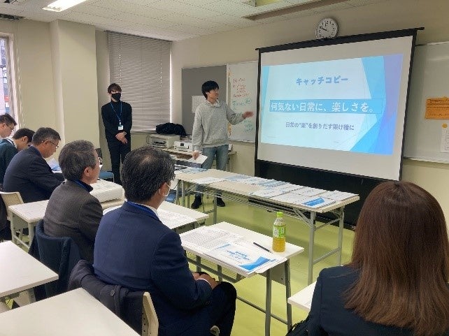 ニラクへA&Dの学生が、絵コンテをプレゼンテーションしている様子。産学連携