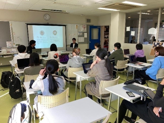 国際総合学園 A&D国際アート&デザイン大学校にて株式会社ニラク様の企業CM動画制作の発表会を行う様子