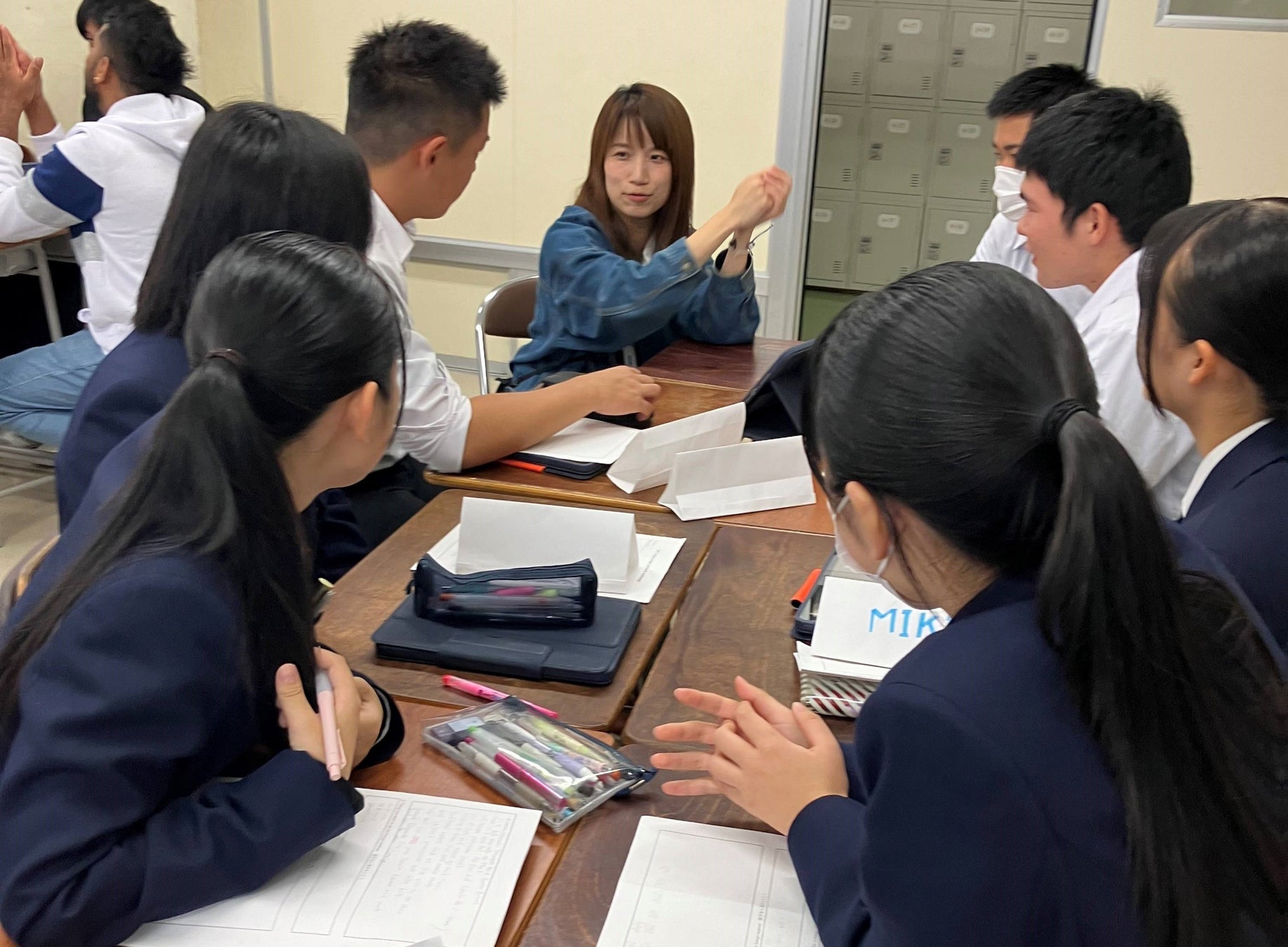 新潟県立十日町高等学校で文化交流をする国際外語・観光・エアライン専門学校語ビジネス科の留学生の様子
