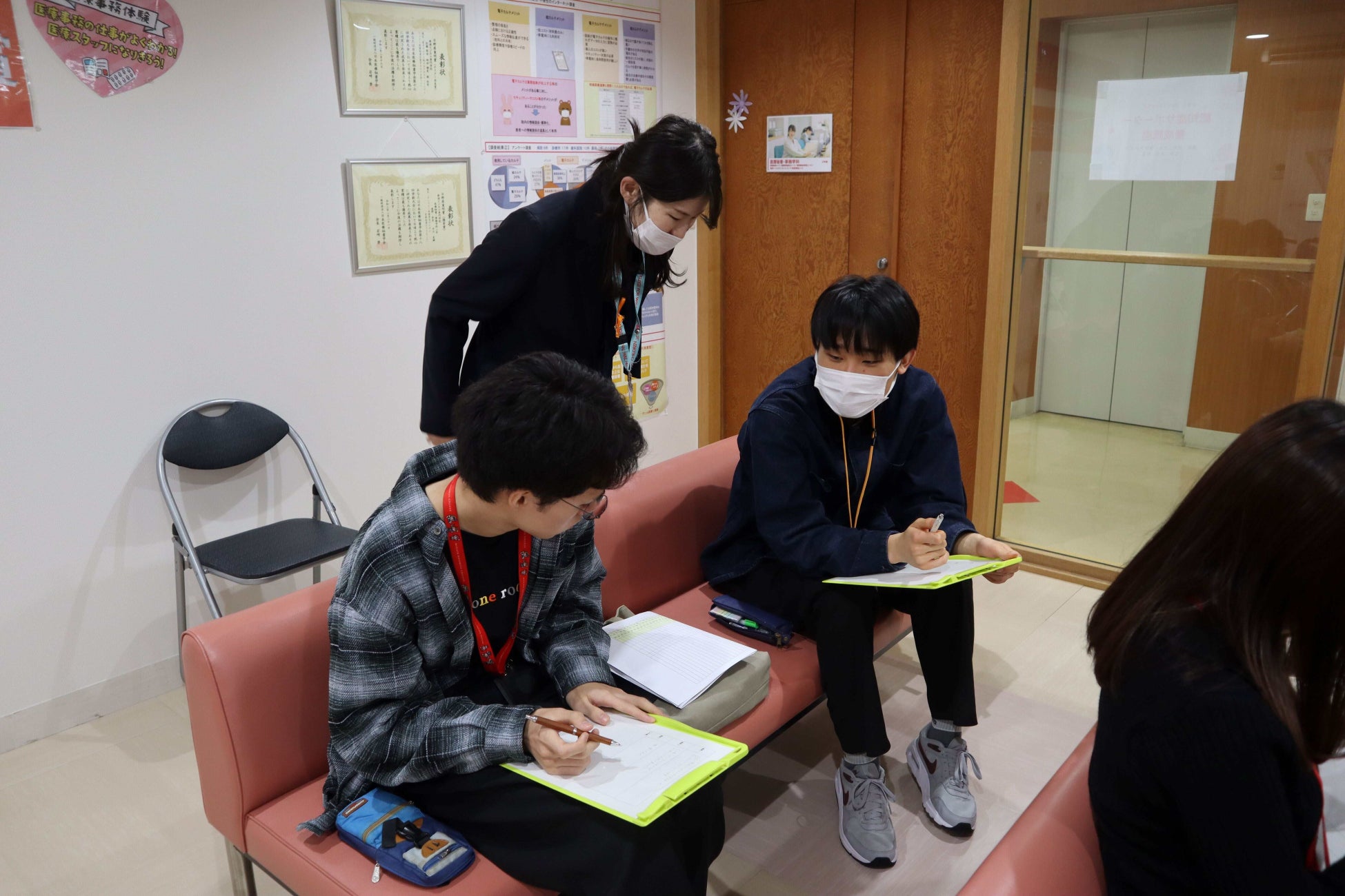 新潟ビジネス専門学校のくすり登録販売者学科の学生が認知症サポーター養成講座を受講する様子