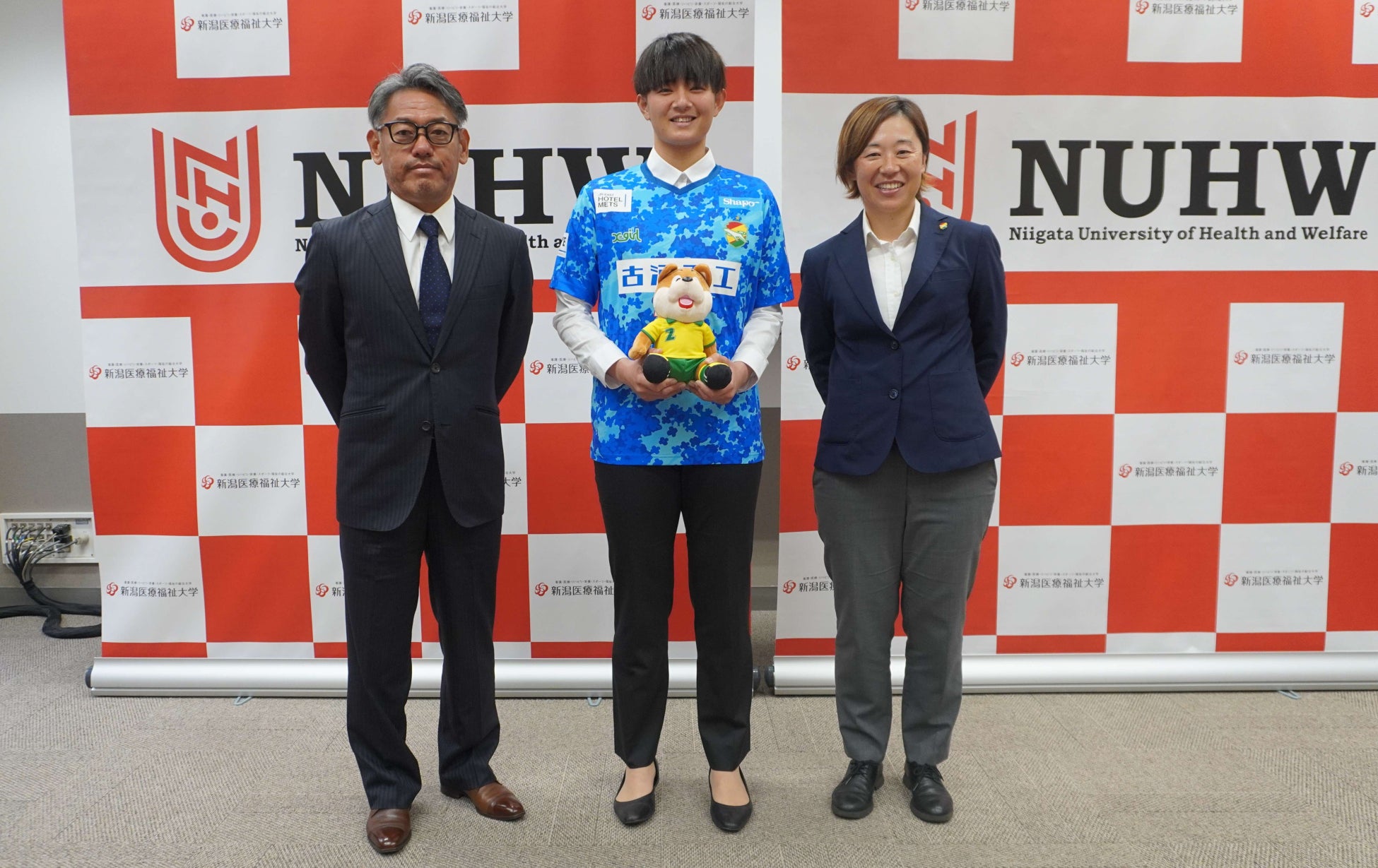 新潟医療福祉大学女子サッカー部小池監督と木崎選手、ジェフユナイテッド市原・千葉レディース三上尚子様(ゼネラルマネージャー)