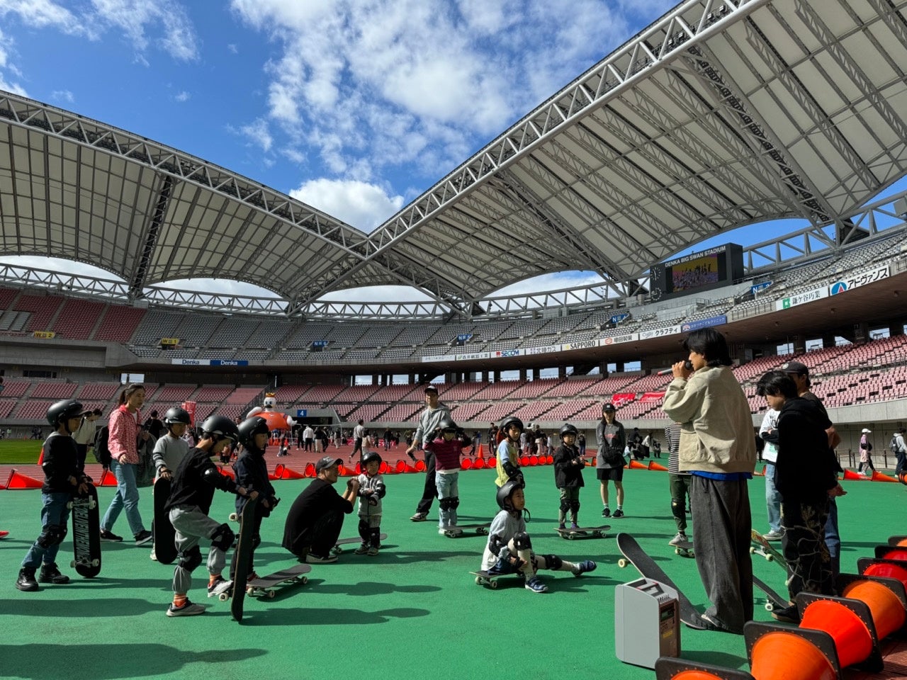 JWSC国際スノーボード&スケートボード専門学校の学生が新潟県スポーツ公園フェスタ2024にてスケートボード体験会を開催