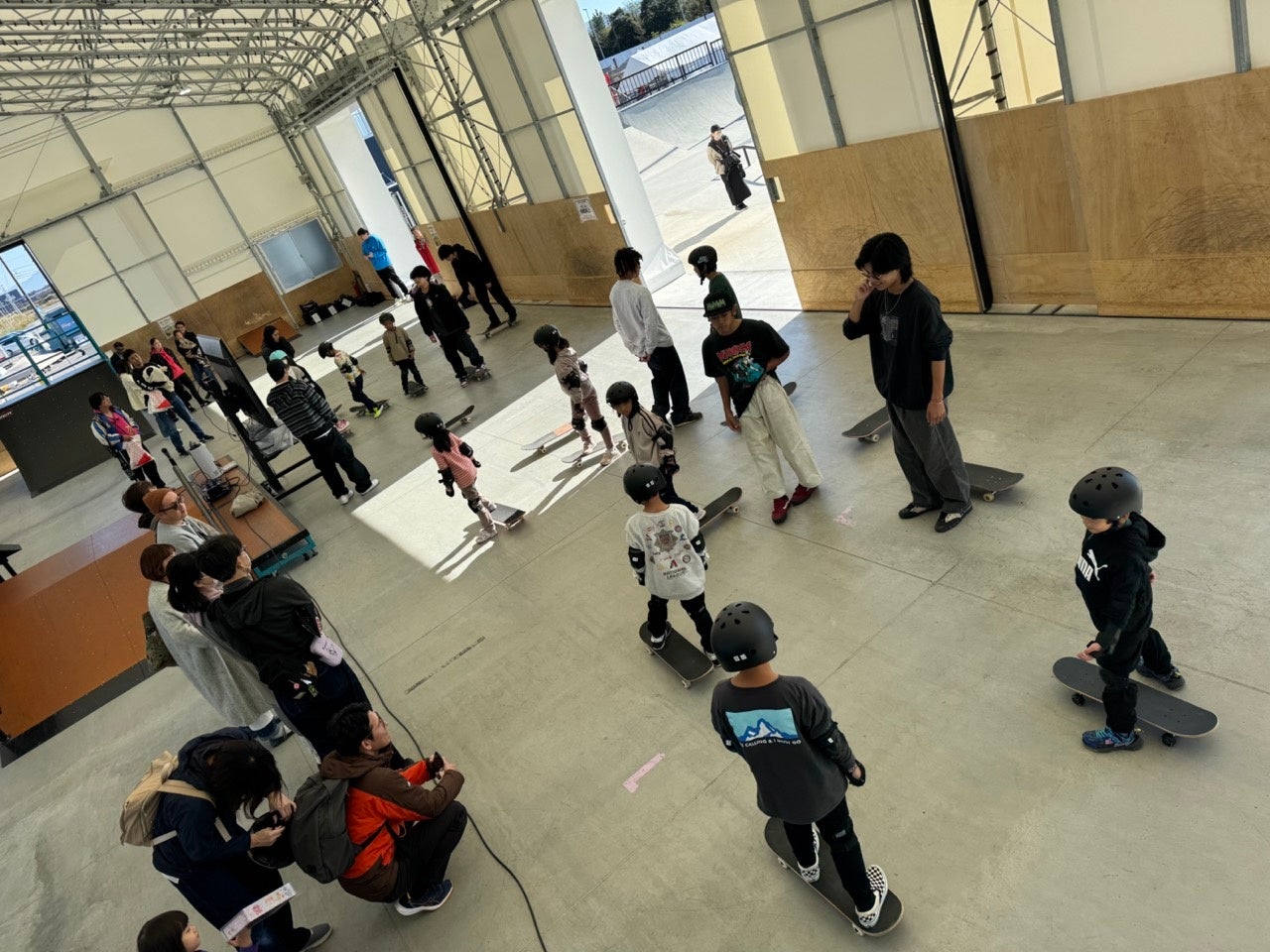 AIRMANスケートパークにてスケートボードに興じる子供達