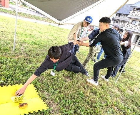 国際自然環境アウトドア専門学校によるチームビルディング研修の様子人間UFOキャッチャー