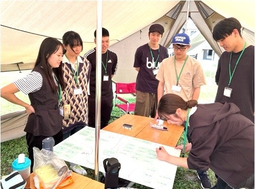 国際自然環境アウトドア専門学校によるチームビルディング研修の様子対話ワーク