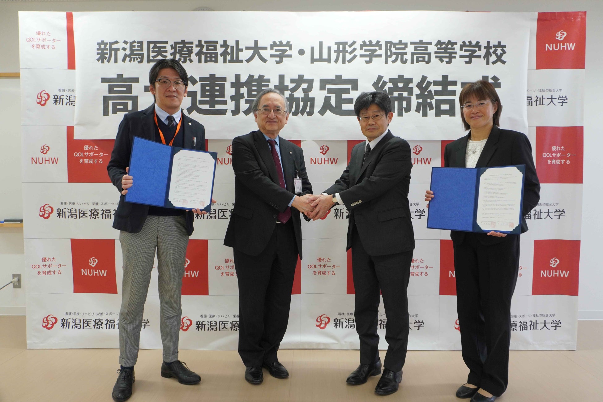 森常不事務局長(新潟医療福祉大学) 、西澤正豊学長(新潟医療福祉大学)、佐藤圭一校長(山形学院高等学校)、黒沼舞子進路指導部長(山形学院高等学校)