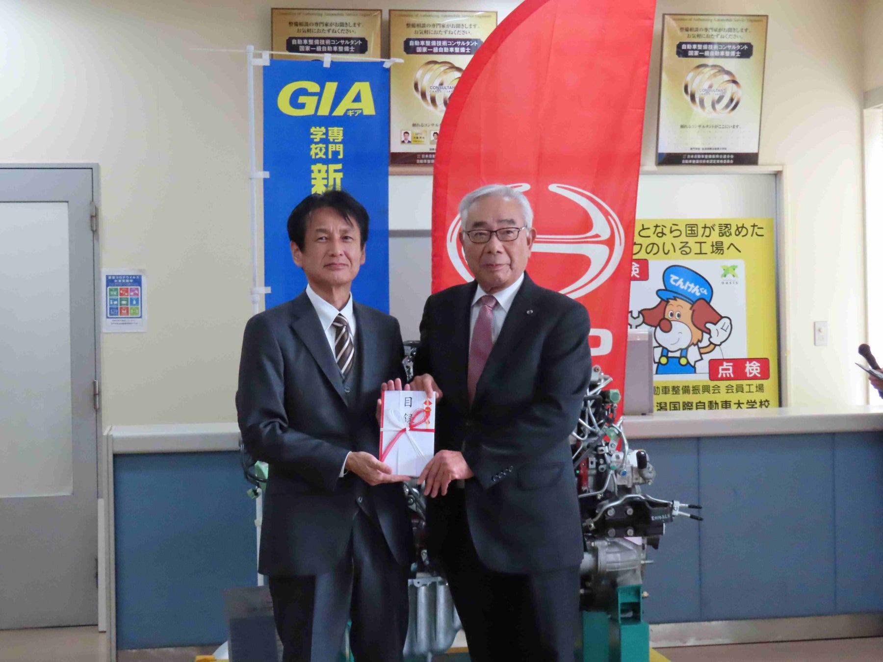 新潟国際自動車大学校と新潟日野自動車とのエンジン贈呈式の様子