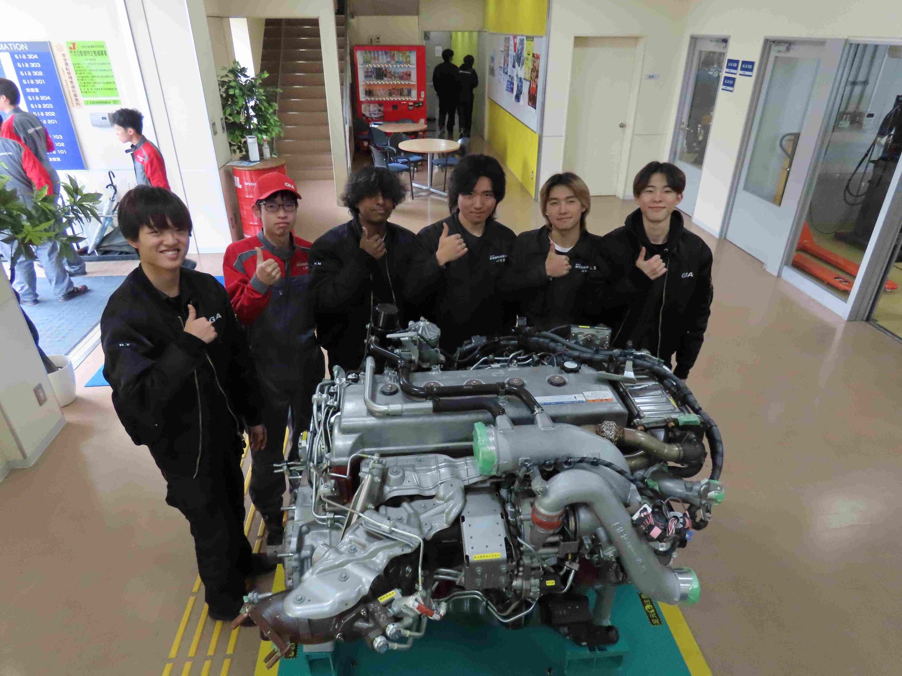 贈呈式に参加した新潟国際自動車大学校の学生