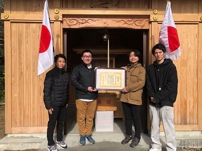 焼失した神社の再建で新潟県神社庁から感謝状を受け取った環境福祉の専門学校の学生たち