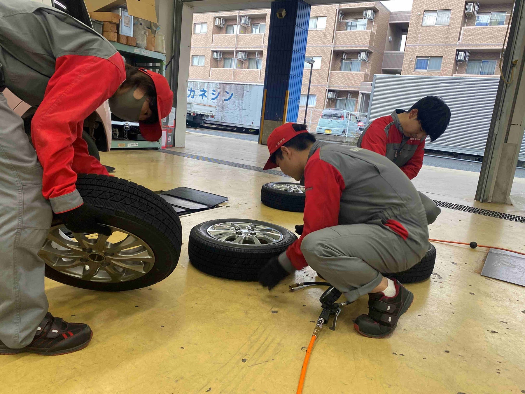 専門学校 新潟国際自動車大学校の学生がタイヤ交換をしている様子