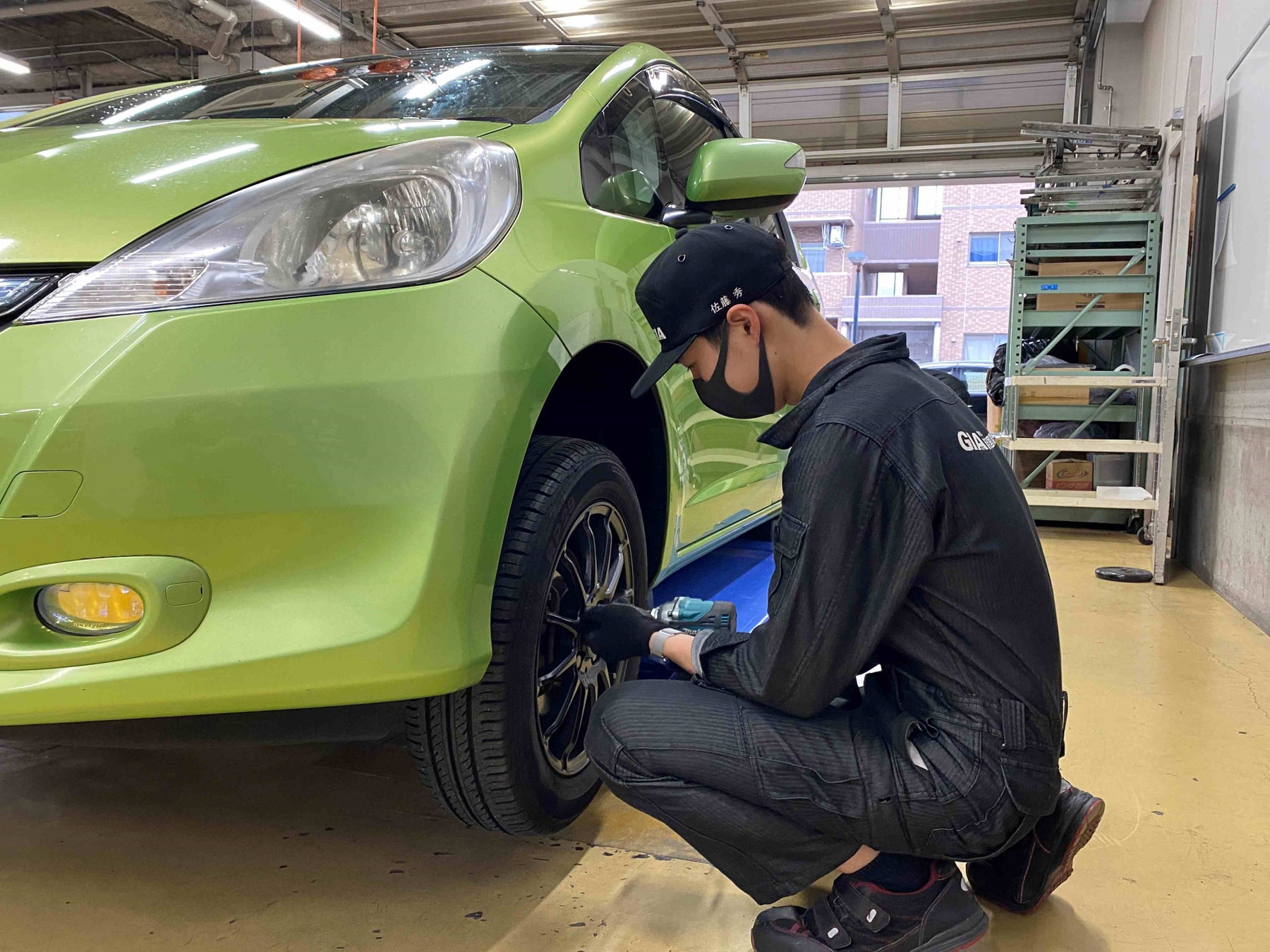 専門学校 新潟国際自動車大学校が取り組んだタイヤ交換無料交換会の様子