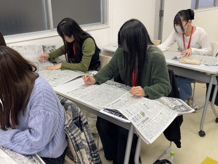 アピール力のある文章の書き方講座を受講する新潟ビジネス専門学校の学生の様子
