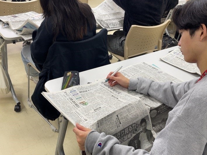 文章の作成能力を身に着けるために講座にとりくむ新潟ビジネス専門学校の学生の様子