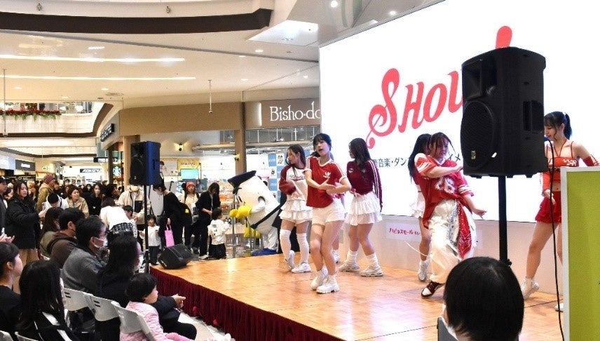 showの学生がそれぞれが薬物乱用防止イベントでパフォーマンスする様子