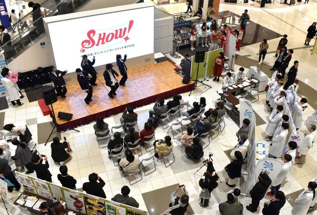 国際音楽・ダンス・エンタテイメント専門学校による薬物乱用封じコメキャンペーンの様子