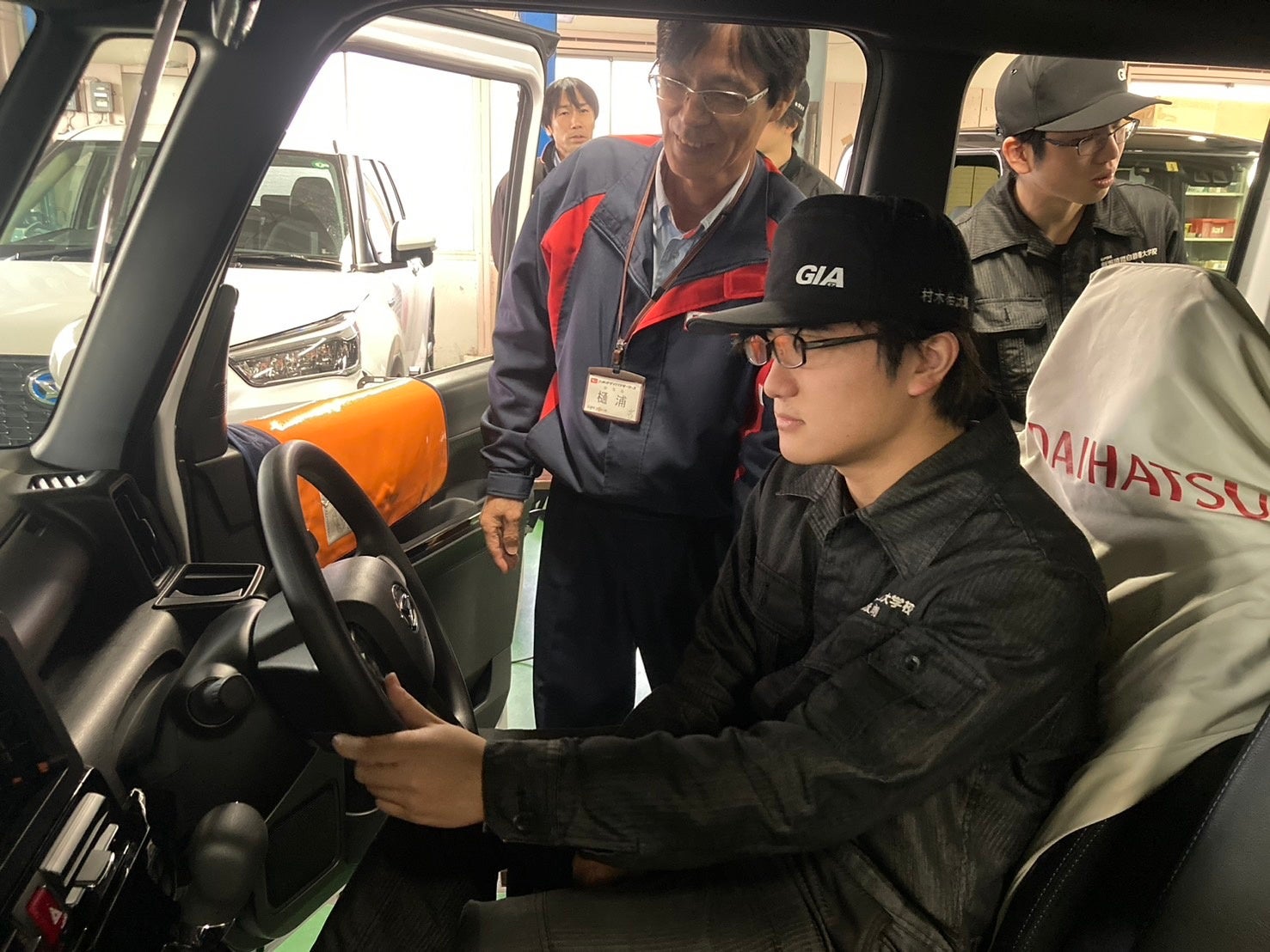専門学校 新潟国際自動車大学校の学生がダイハツ&フォルクスワーゲン技能講習会に参加している様子