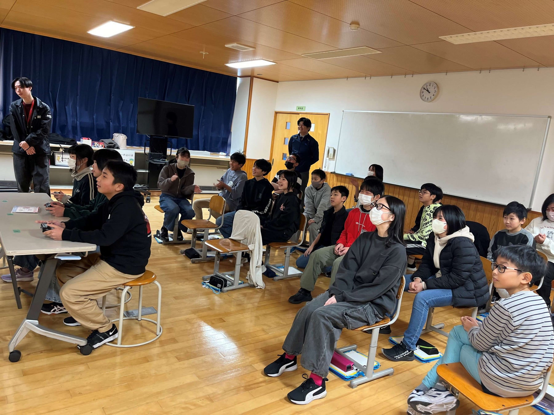 新潟ビジネス専門学校の学生が新発田市立川東小学校でお仕事体験講座を行っている様子