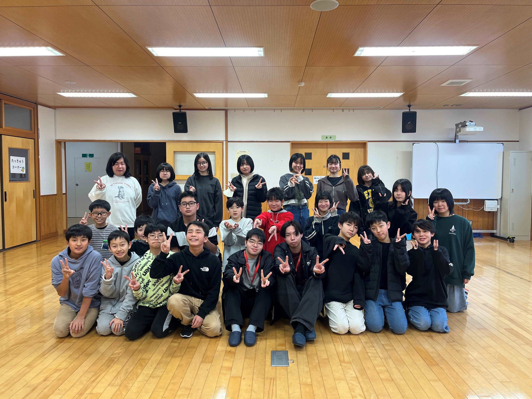 新発田市立川東小学校の生徒と新潟ビジネス専門学校の学生