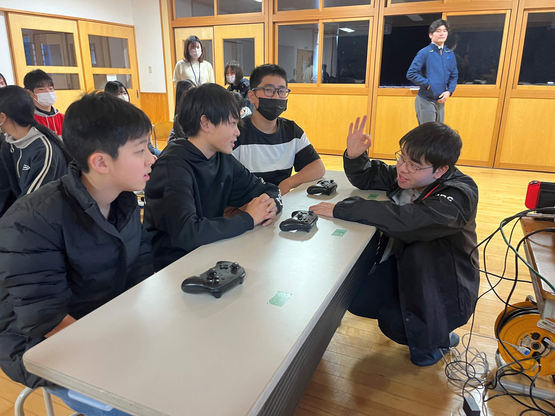 新潟ビジネス専門学校の学生がイベント・eスポーツ分野の職業紹介講座に取り組んでいる様子